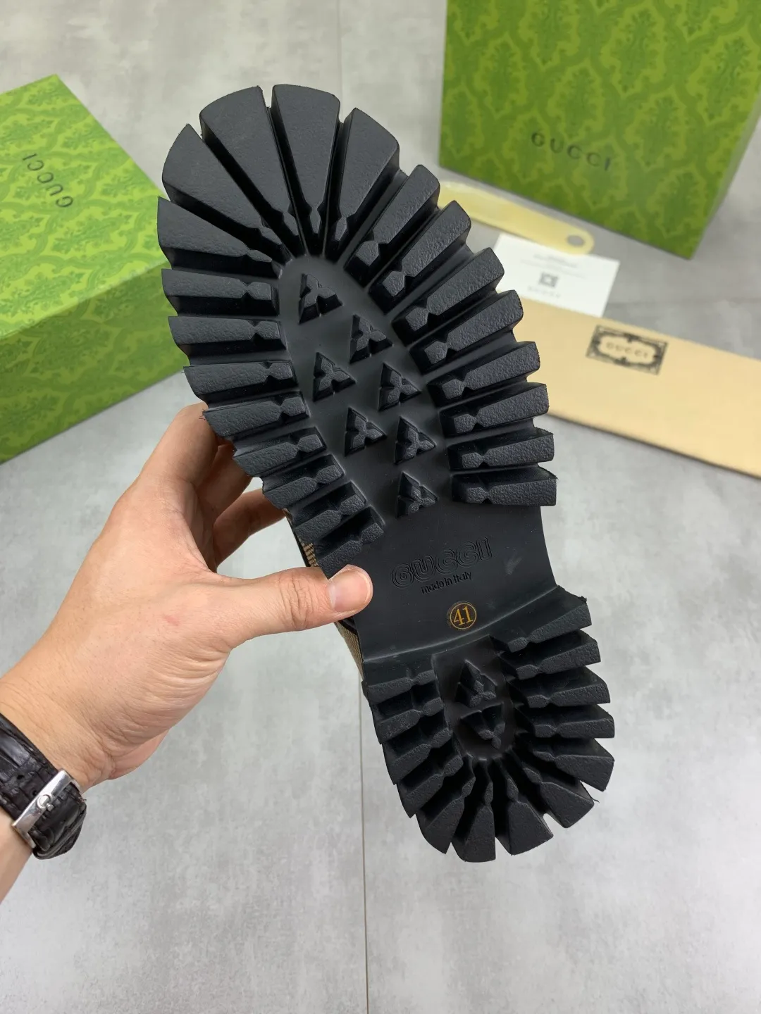 Men's Men's Shoes 💰P500 💰【New Style】 Gucci lazy slip-on couple 🧑‍🤝‍🧑 style high-top leather shoes hot selection (Gucci GUCCI) official website latest Gucci lazy 🎁 leather shoes, hot style 💥 style is simple and elegant, exclusive for trendy men. Unique official website latest brand original double G pressure Floral elements👑Original Gucci decoration, fashionable and elegant, the fabric is original calfskin with double G denim✅fully imported soft sheepskin lining, the official website specifies wear-resistant lightweight foam business outsole, the classic model is taken in real life🎬Number of yards: 36-46 Various colors available